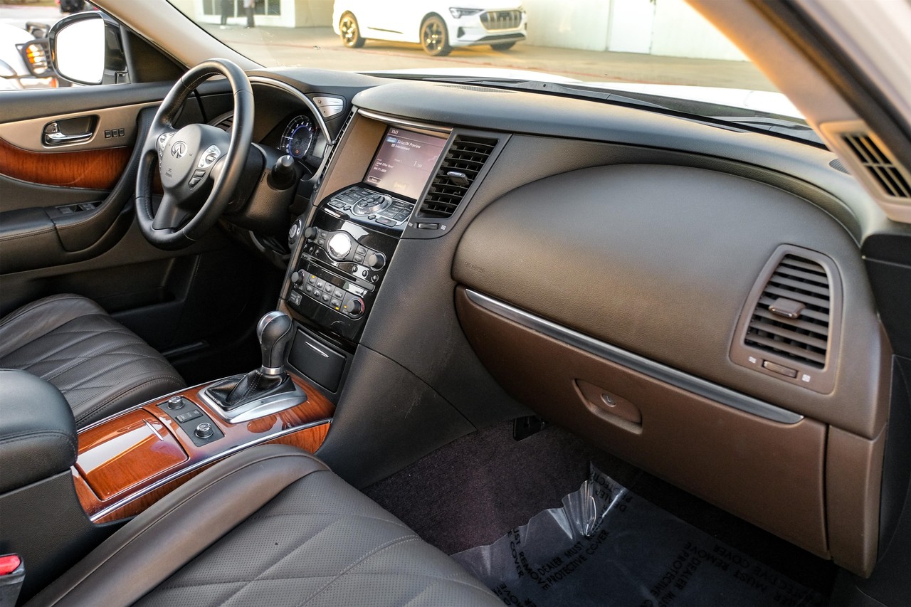 INFINITI QX70 Vehicle Main Gallery Image 13