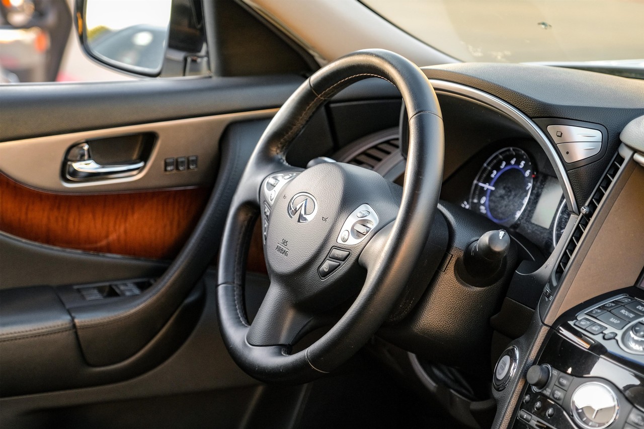 INFINITI QX70 Vehicle Main Gallery Image 14