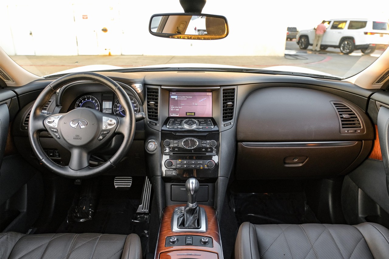 INFINITI QX70 Vehicle Main Gallery Image 15