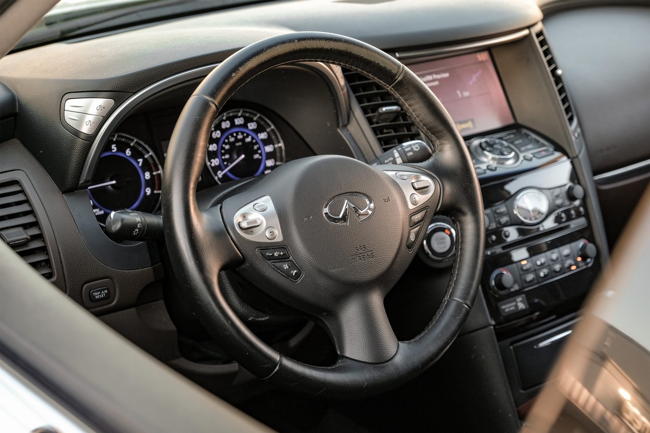 INFINITI QX70 Vehicle Main Gallery Image 16