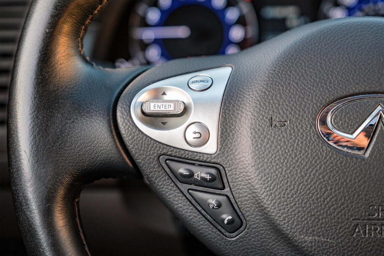 INFINITI QX70 Vehicle Main Gallery Image 17