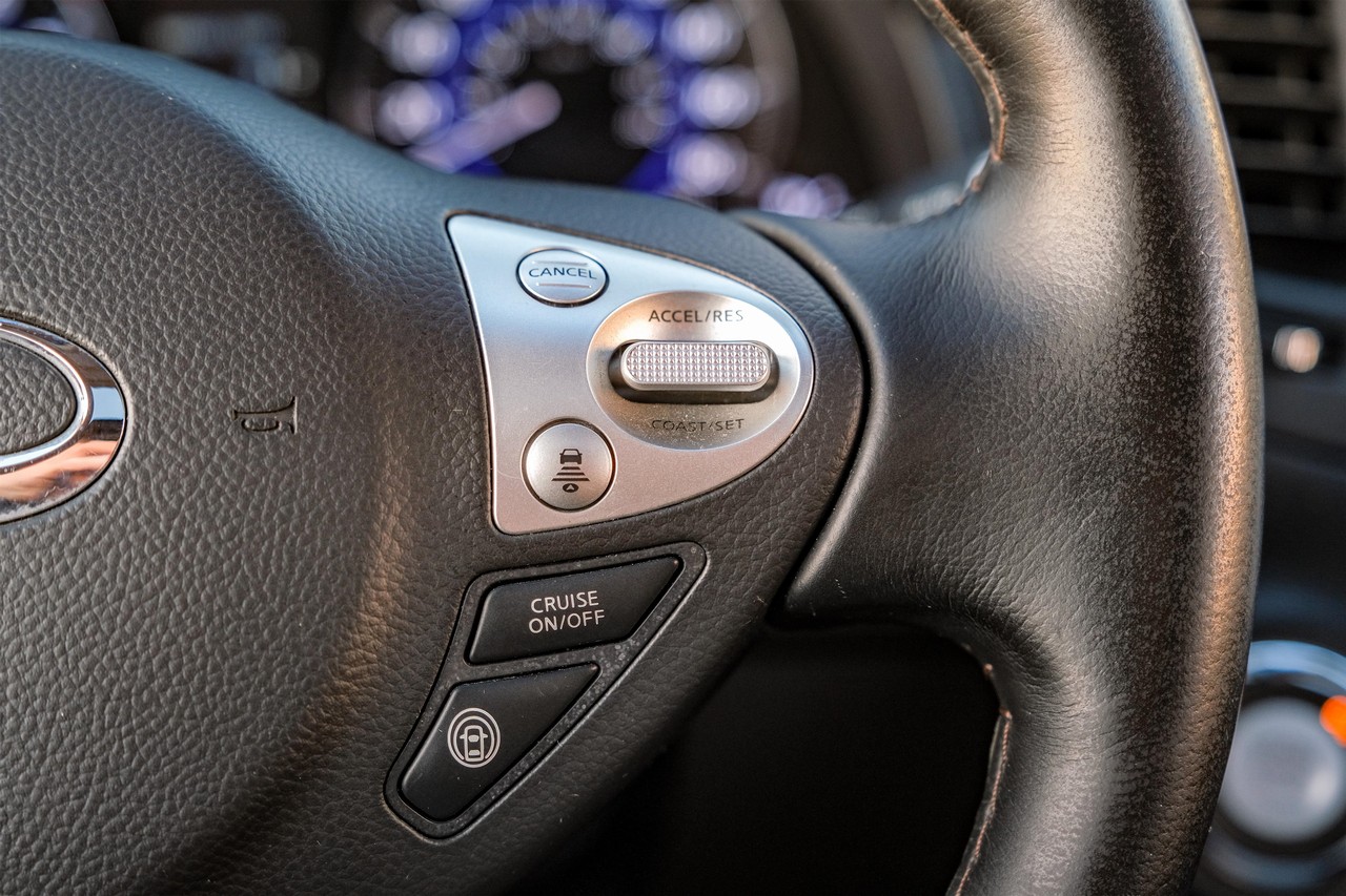 INFINITI QX70 Vehicle Main Gallery Image 18