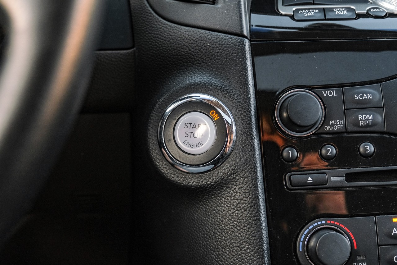 INFINITI QX70 Vehicle Main Gallery Image 21