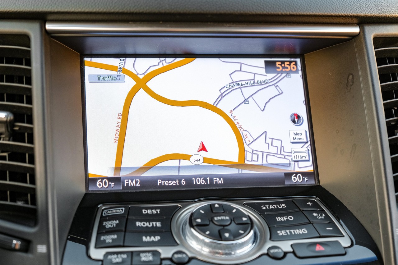 INFINITI QX70 Vehicle Main Gallery Image 22