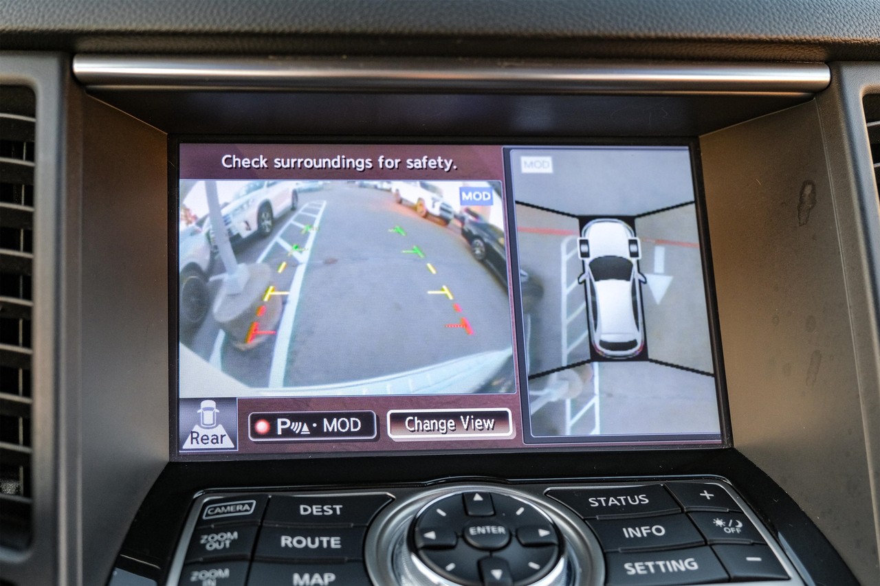 INFINITI QX70 Vehicle Main Gallery Image 23