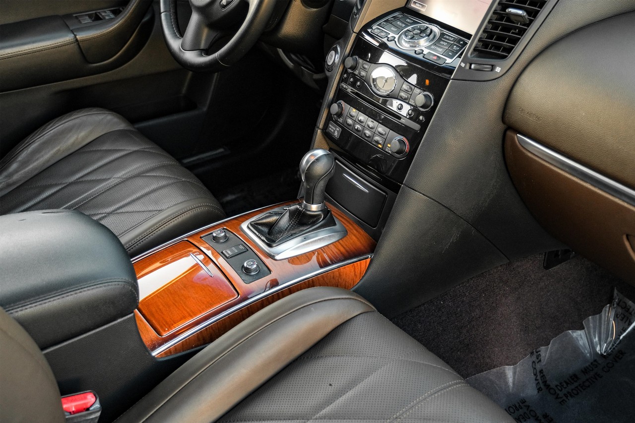 INFINITI QX70 Vehicle Main Gallery Image 24