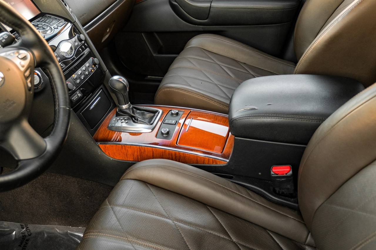 INFINITI QX70 Vehicle Main Gallery Image 25