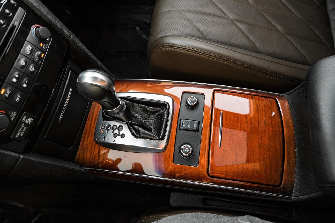 INFINITI QX70 Vehicle Main Gallery Image 26