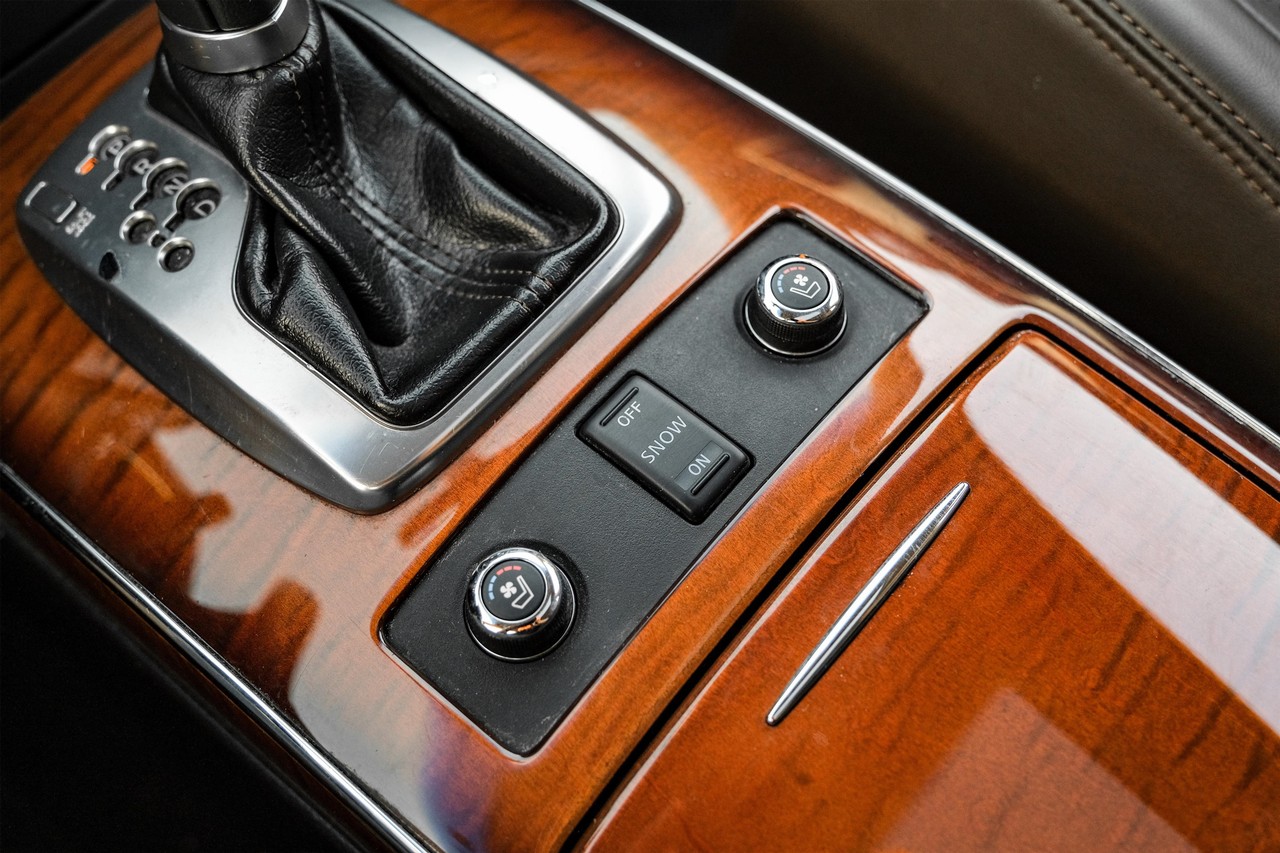 INFINITI QX70 Vehicle Main Gallery Image 27