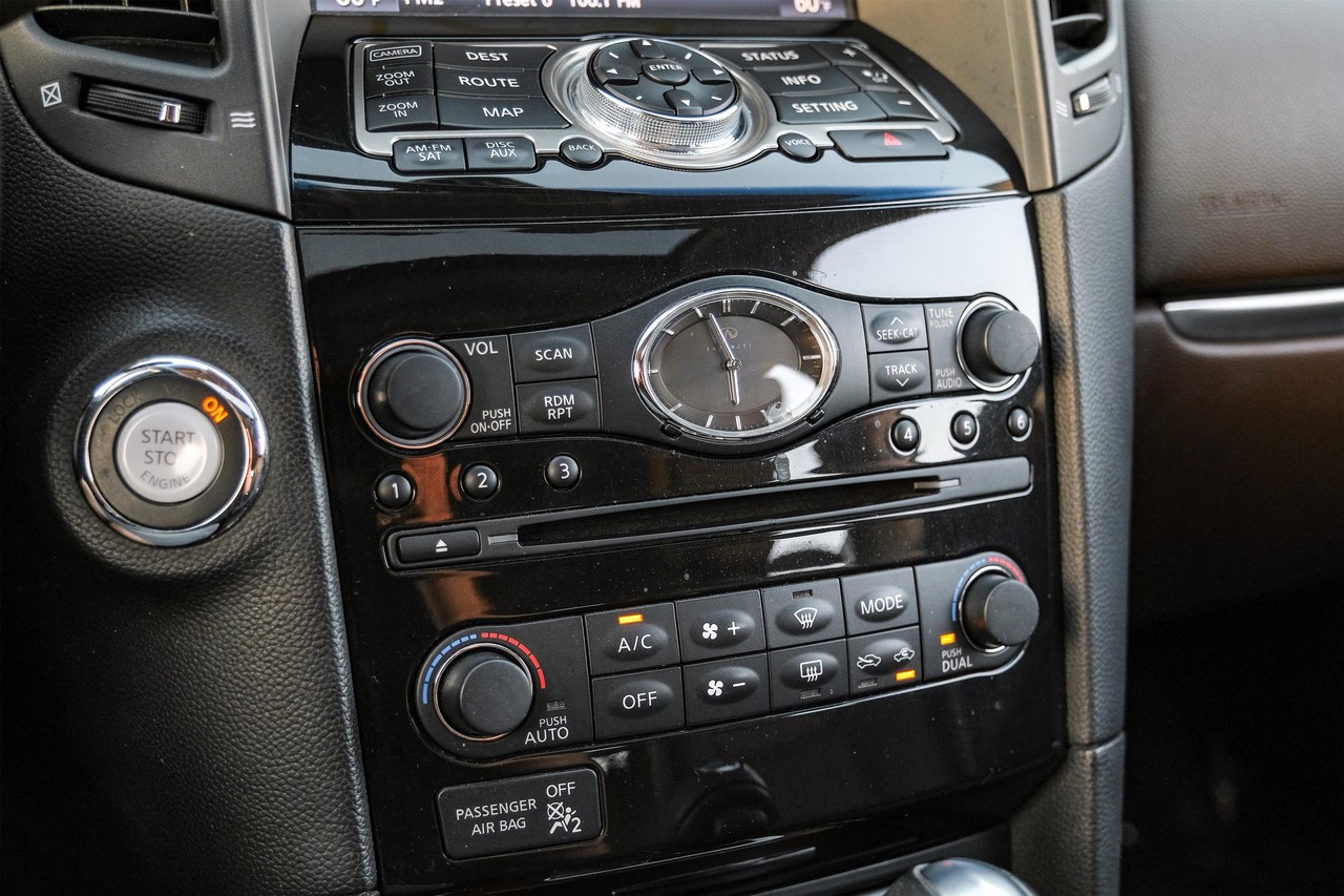 INFINITI QX70 Vehicle Main Gallery Image 28