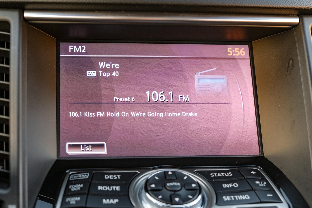 INFINITI QX70 Vehicle Main Gallery Image 30