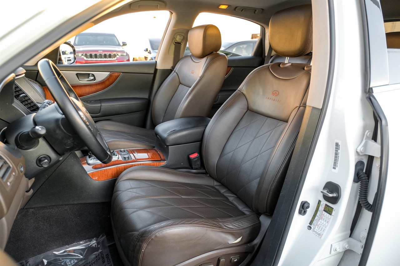 INFINITI QX70 Vehicle Main Gallery Image 31