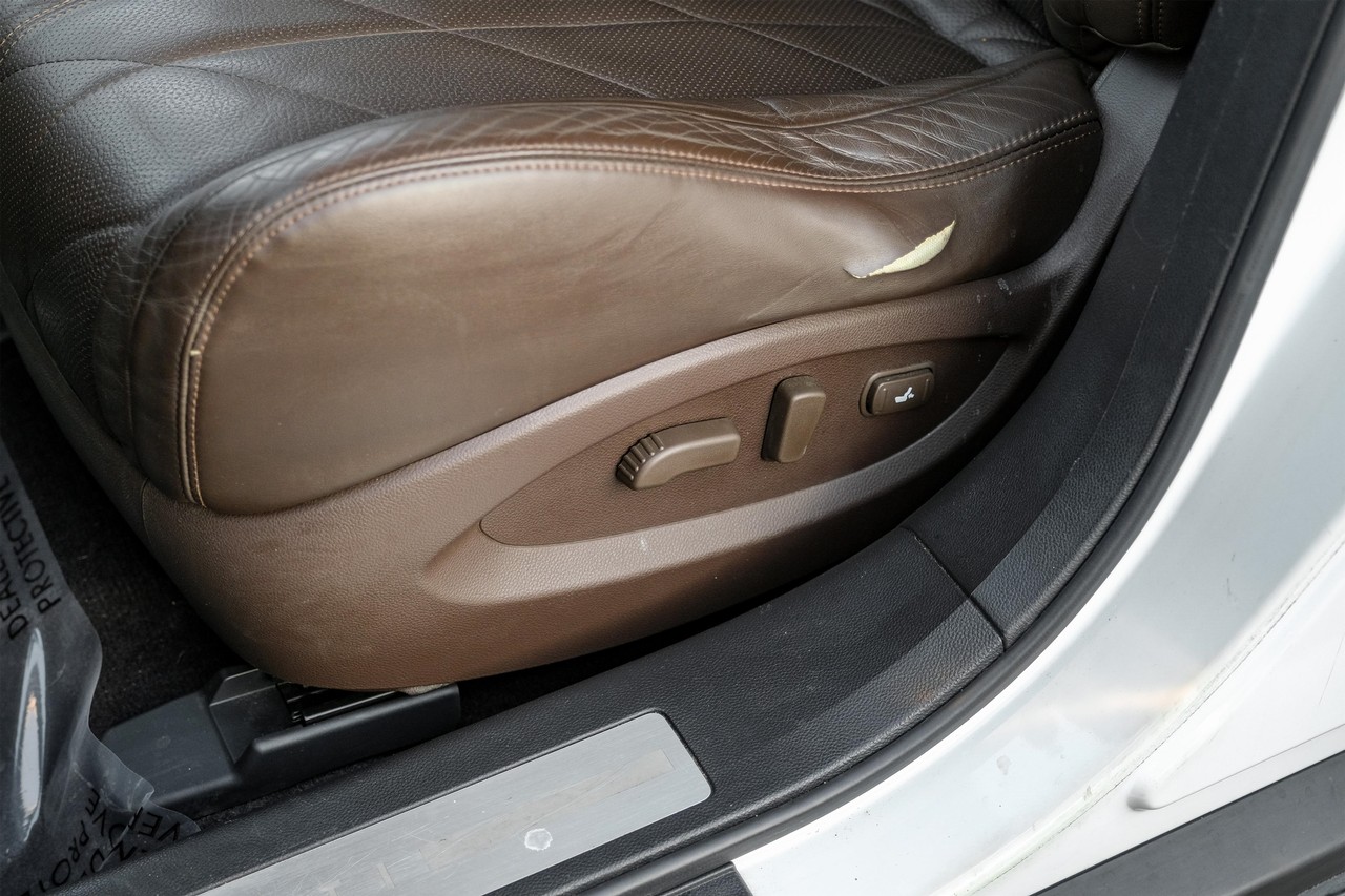 INFINITI QX70 Vehicle Main Gallery Image 32