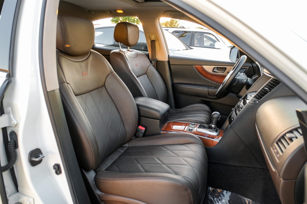 INFINITI QX70 Vehicle Main Gallery Image 33
