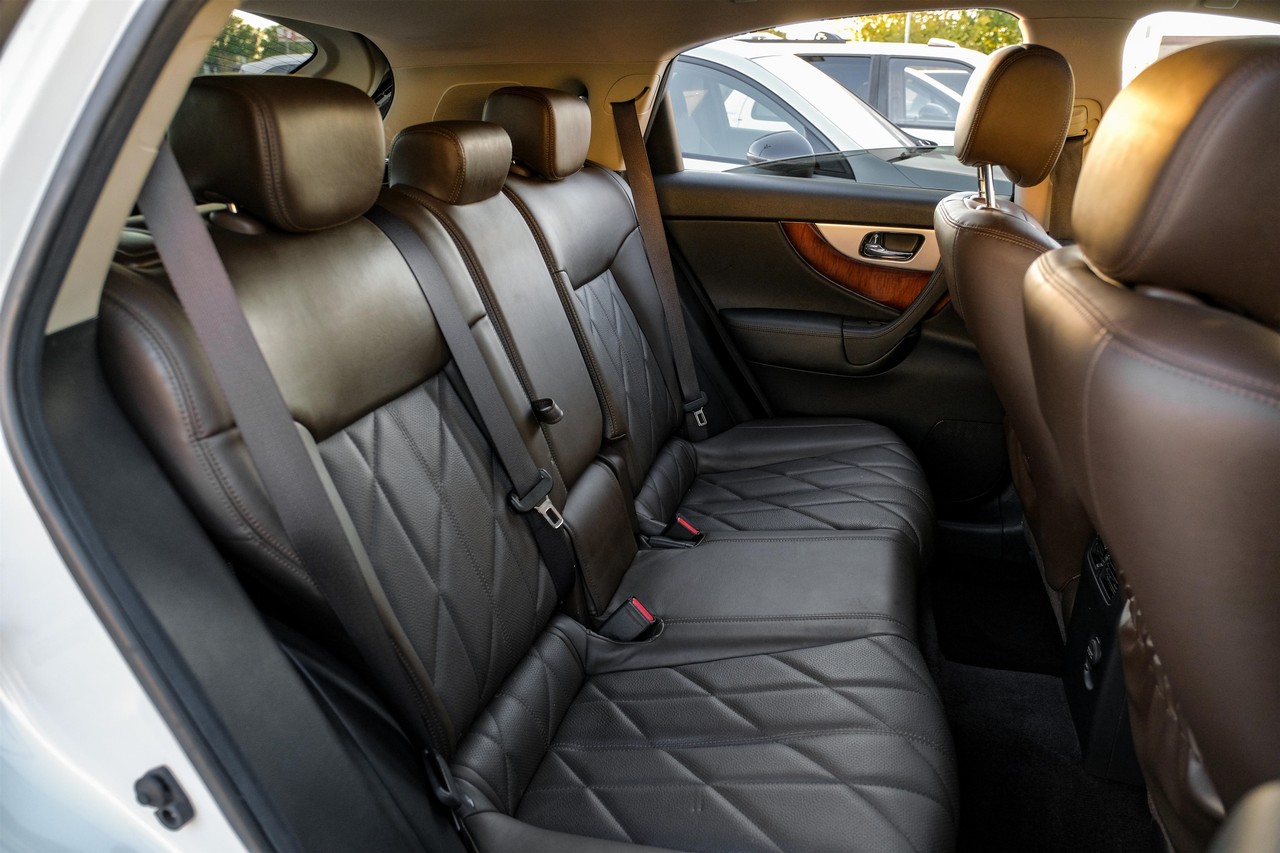 INFINITI QX70 Vehicle Main Gallery Image 34