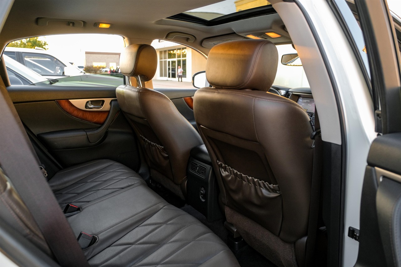 INFINITI QX70 Vehicle Main Gallery Image 35