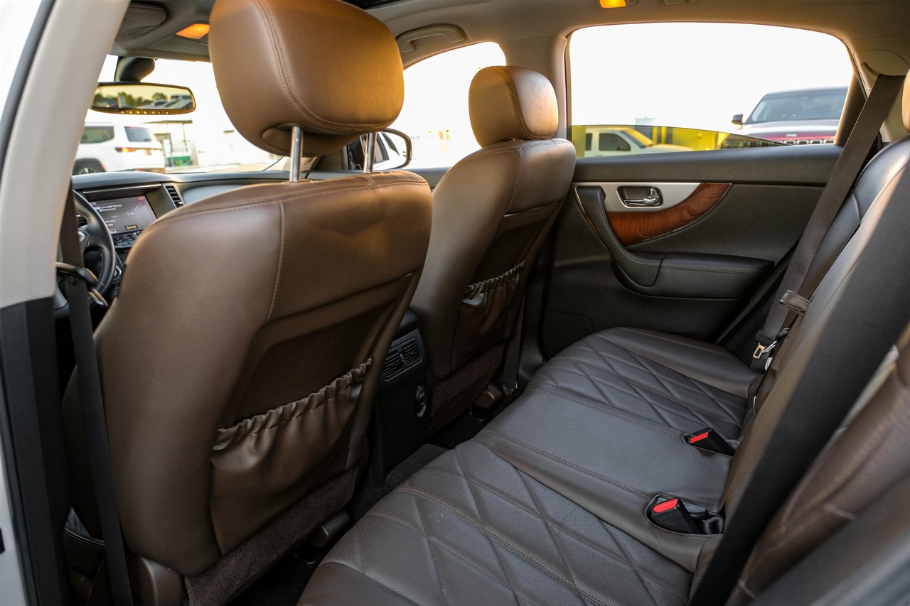 INFINITI QX70 Vehicle Main Gallery Image 36