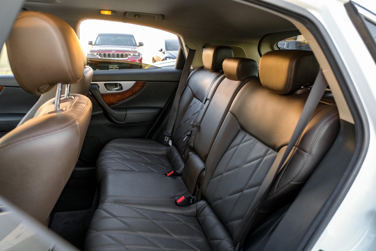 INFINITI QX70 Vehicle Main Gallery Image 37