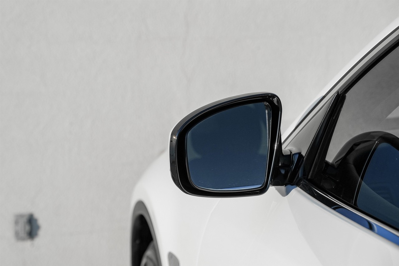 INFINITI QX70 Vehicle Main Gallery Image 39