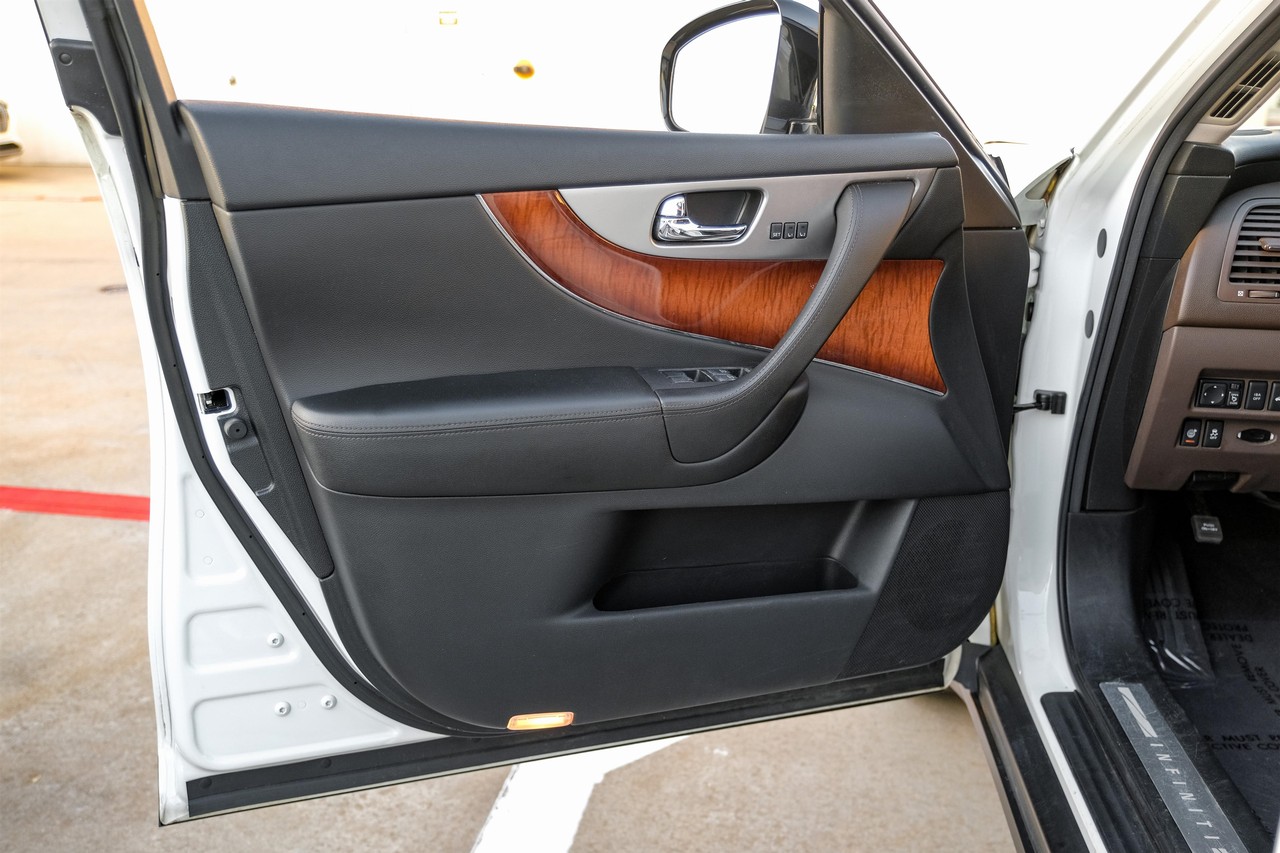 INFINITI QX70 Vehicle Main Gallery Image 40