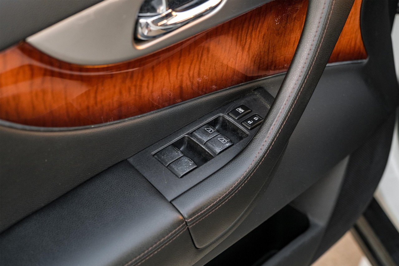 INFINITI QX70 Vehicle Main Gallery Image 41