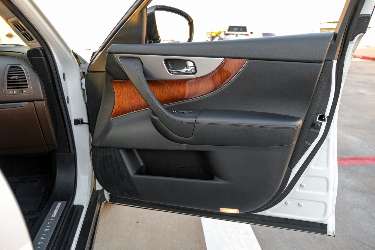 INFINITI QX70 Vehicle Main Gallery Image 42