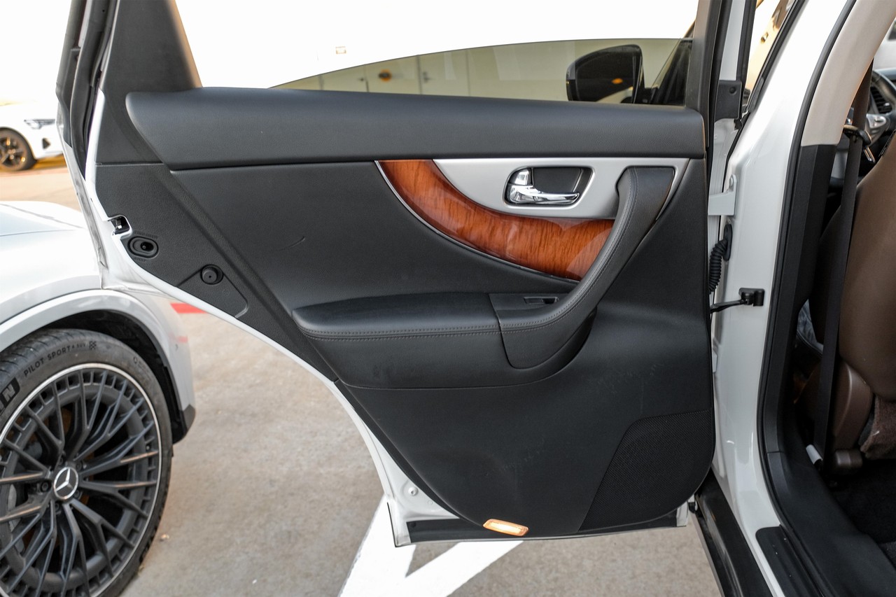 INFINITI QX70 Vehicle Main Gallery Image 43