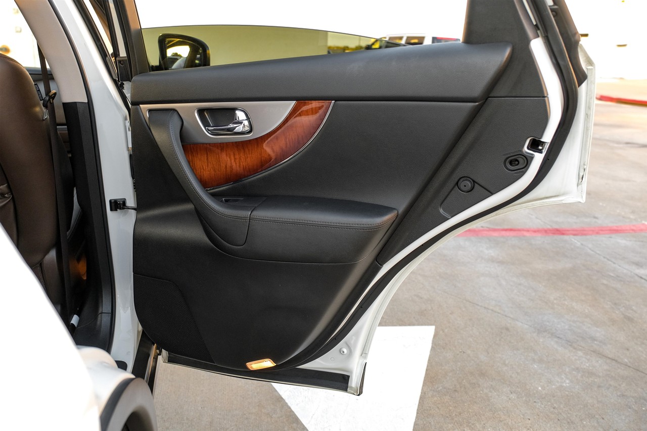 INFINITI QX70 Vehicle Main Gallery Image 44