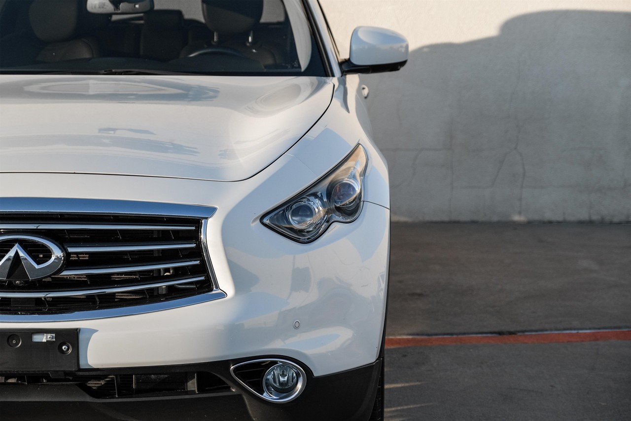 INFINITI QX70 Vehicle Main Gallery Image 45