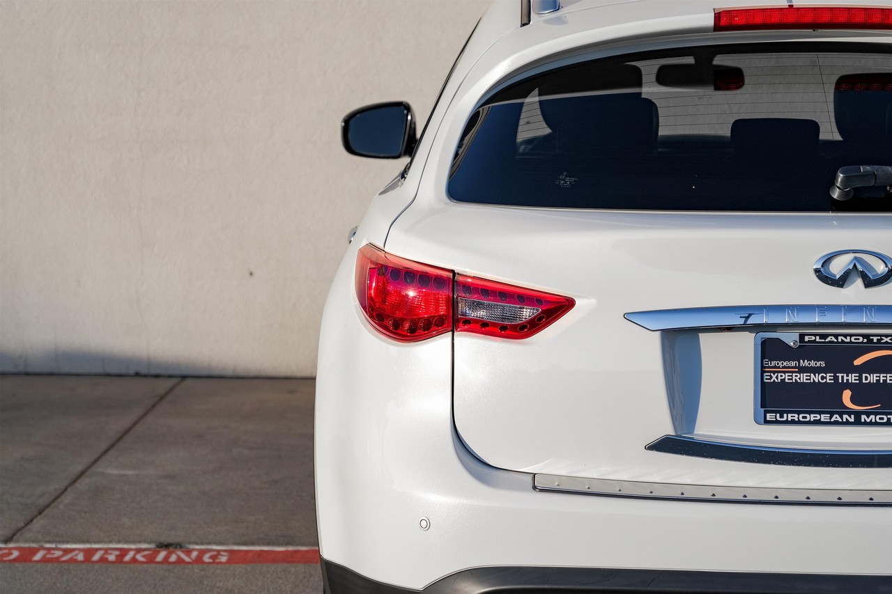 INFINITI QX70 Vehicle Main Gallery Image 46