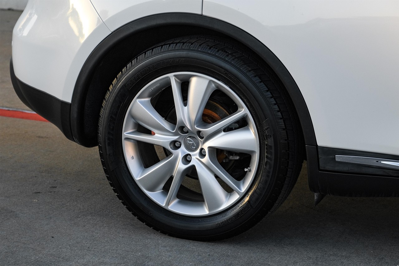 INFINITI QX70 Vehicle Main Gallery Image 50