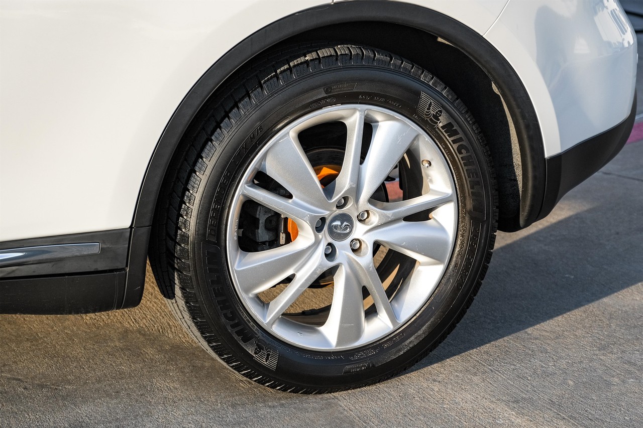 INFINITI QX70 Vehicle Main Gallery Image 53