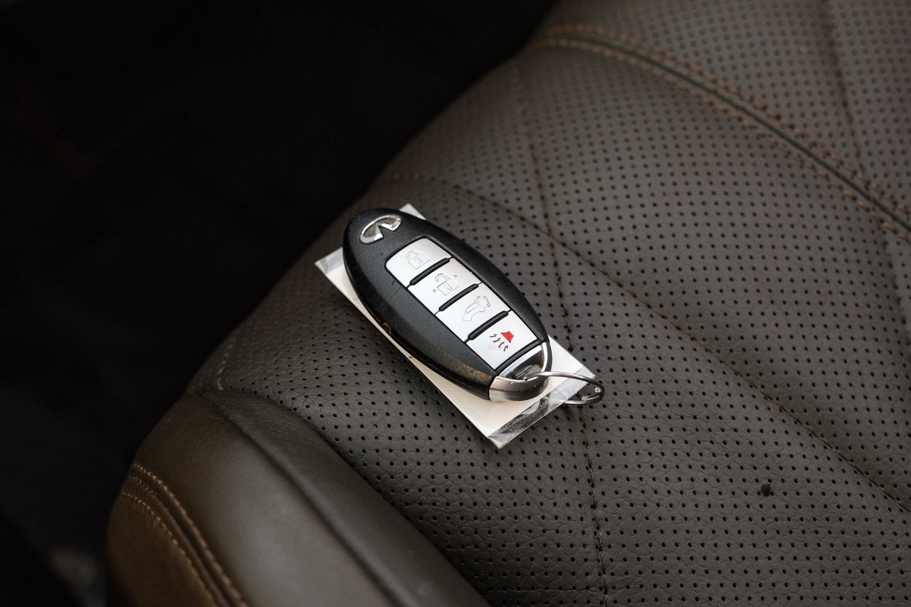 INFINITI QX70 Vehicle Main Gallery Image 54