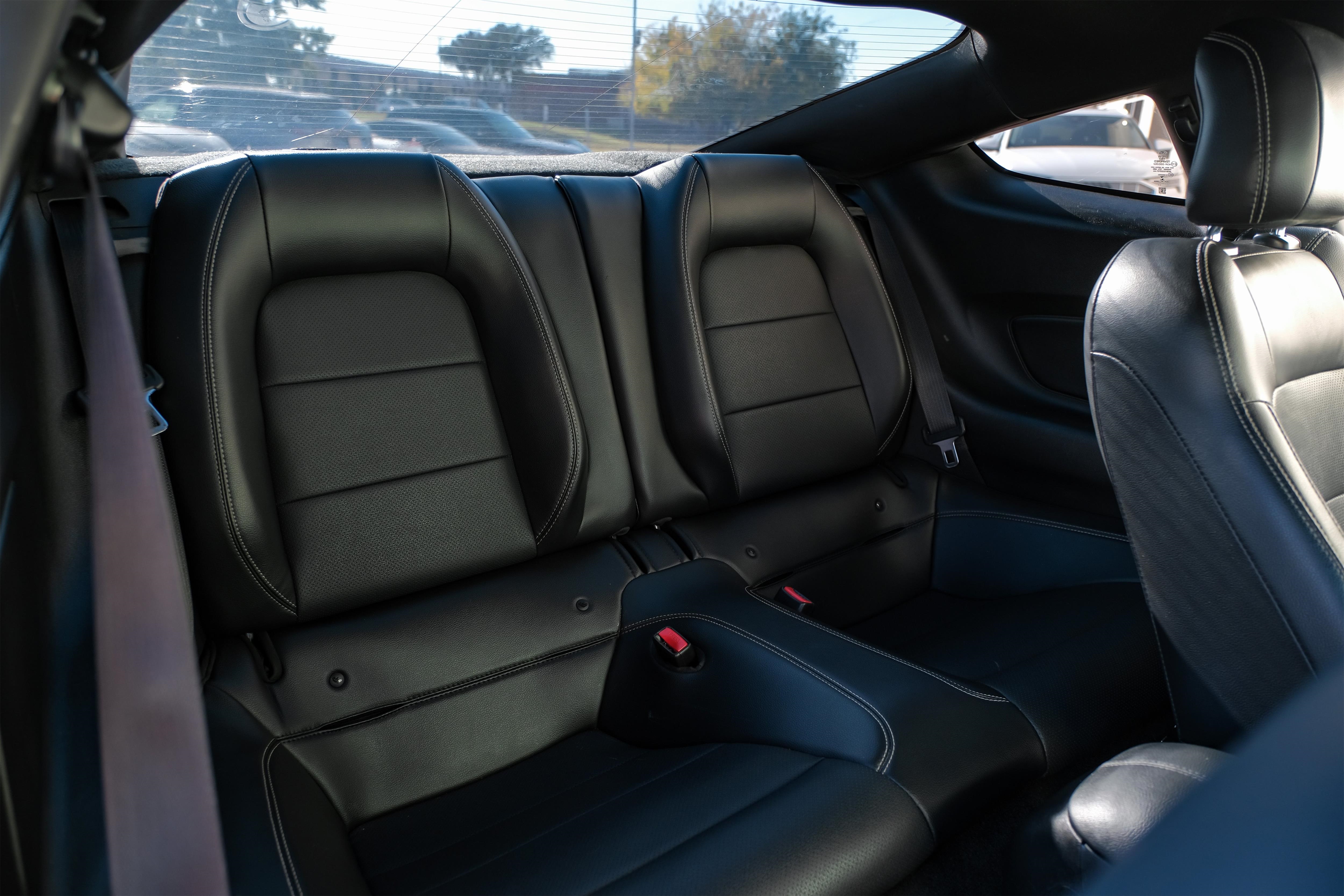 Ford Mustang Vehicle Main Gallery Image 34