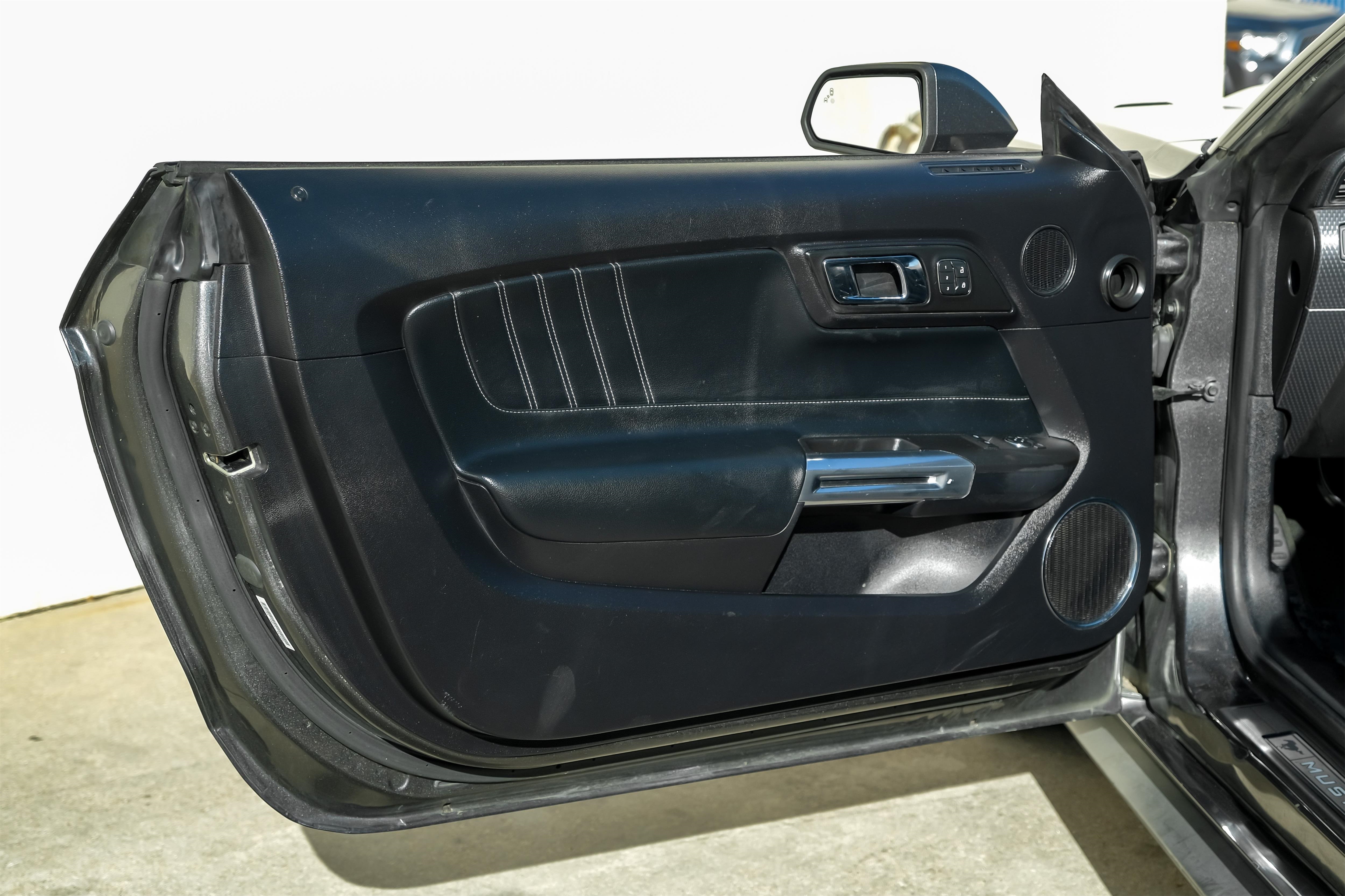 Ford Mustang Vehicle Main Gallery Image 37