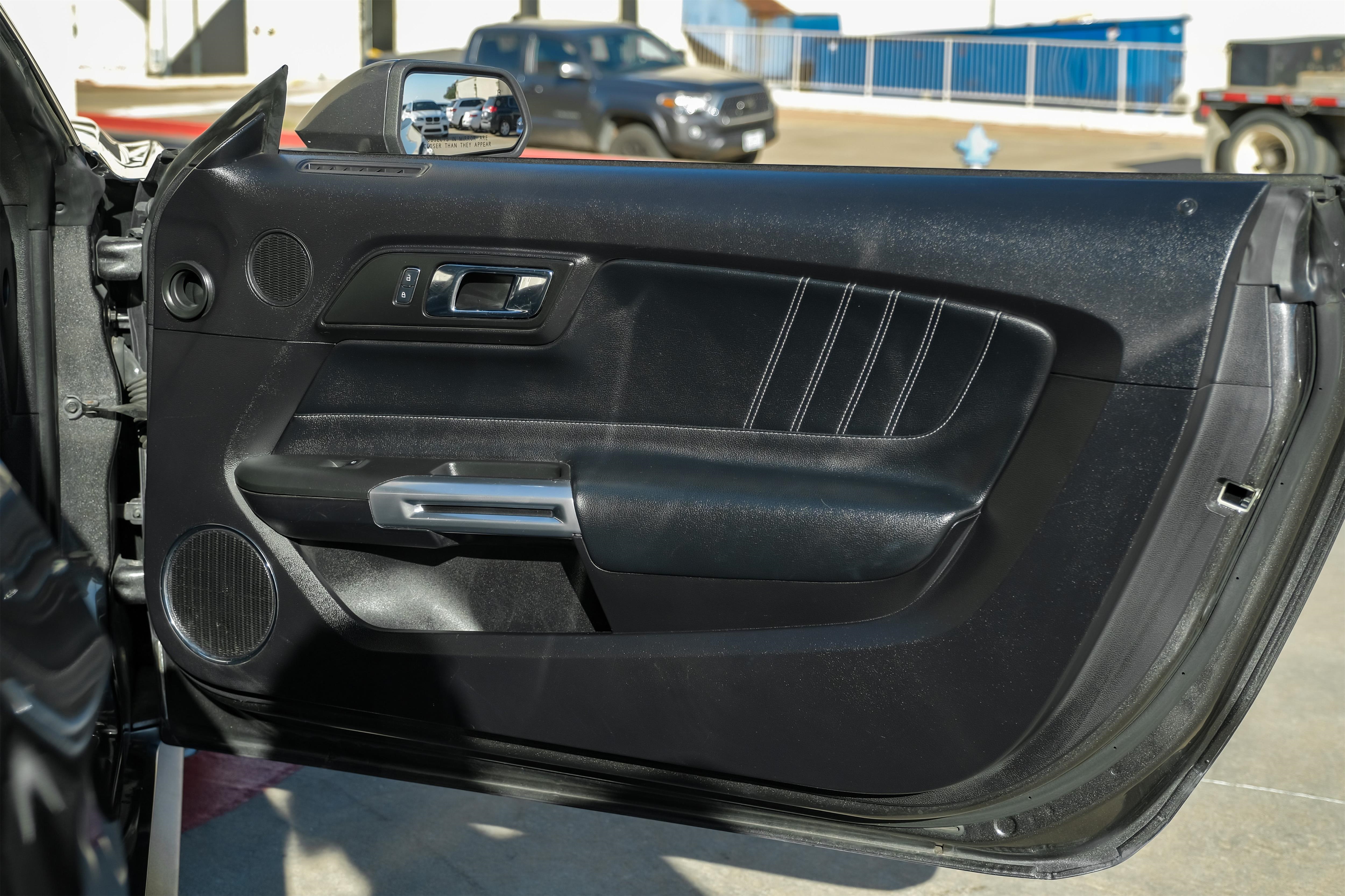 Ford Mustang Vehicle Main Gallery Image 39