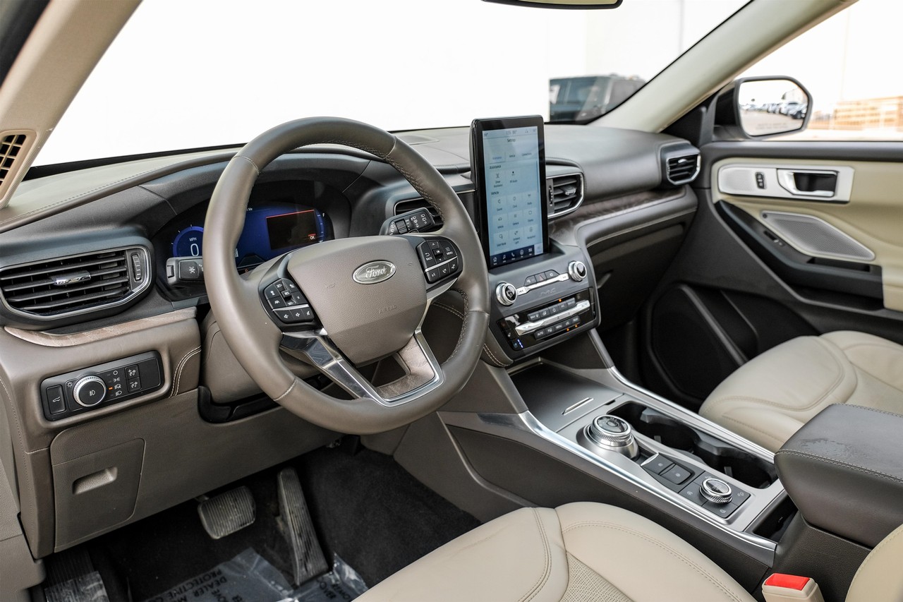 Ford Explorer Vehicle Main Gallery Image 03