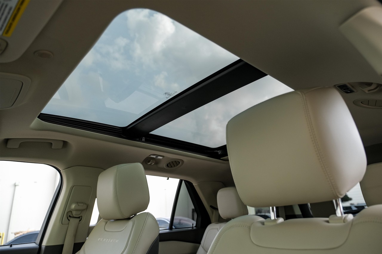 Ford Explorer Vehicle Main Gallery Image 05