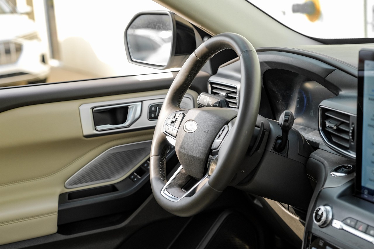 Ford Explorer Vehicle Main Gallery Image 14