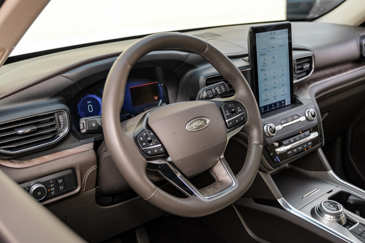 Ford Explorer Vehicle Main Gallery Image 16