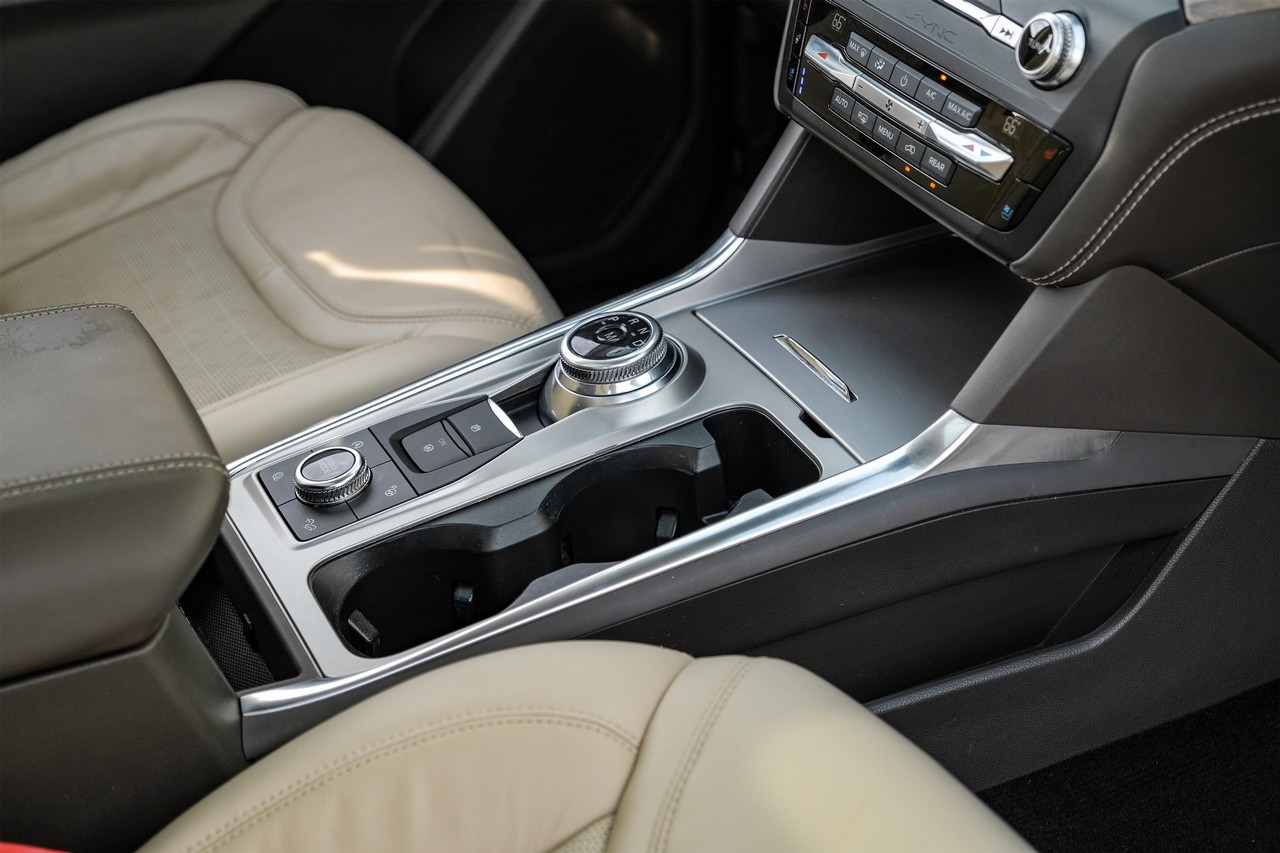 Ford Explorer Vehicle Main Gallery Image 23