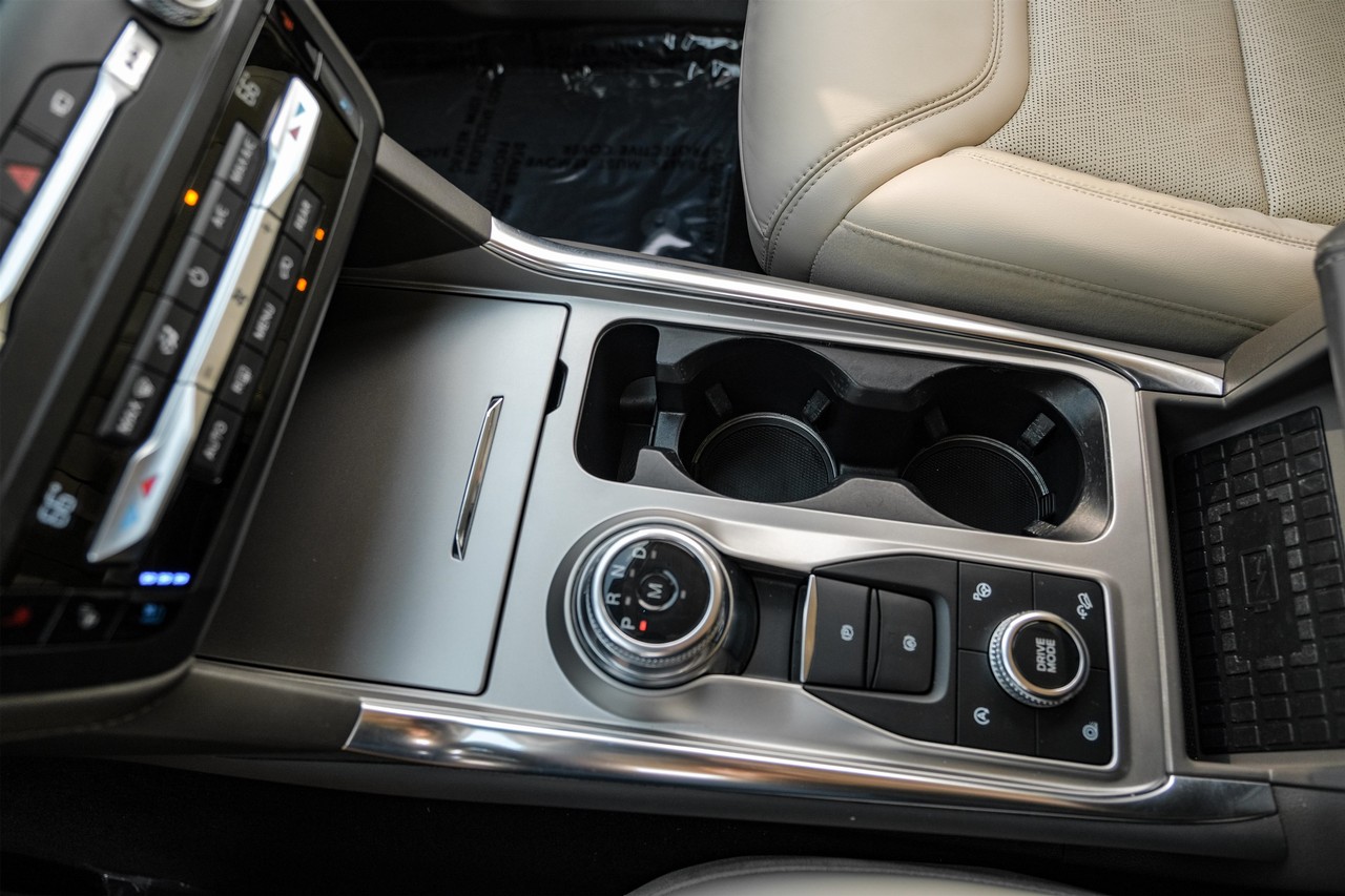 Ford Explorer Vehicle Main Gallery Image 25