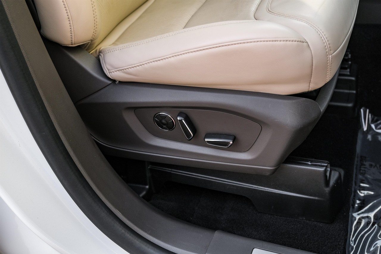 Ford Explorer Vehicle Main Gallery Image 35