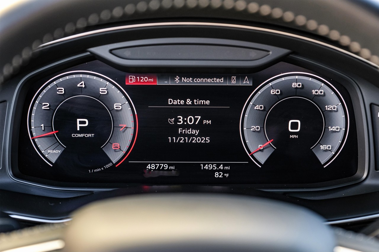 Audi Q8 Vehicle Main Gallery Image 18