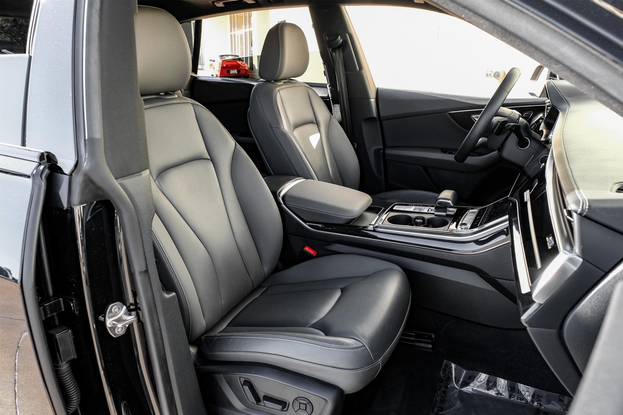 Audi Q8 Vehicle Main Gallery Image 31