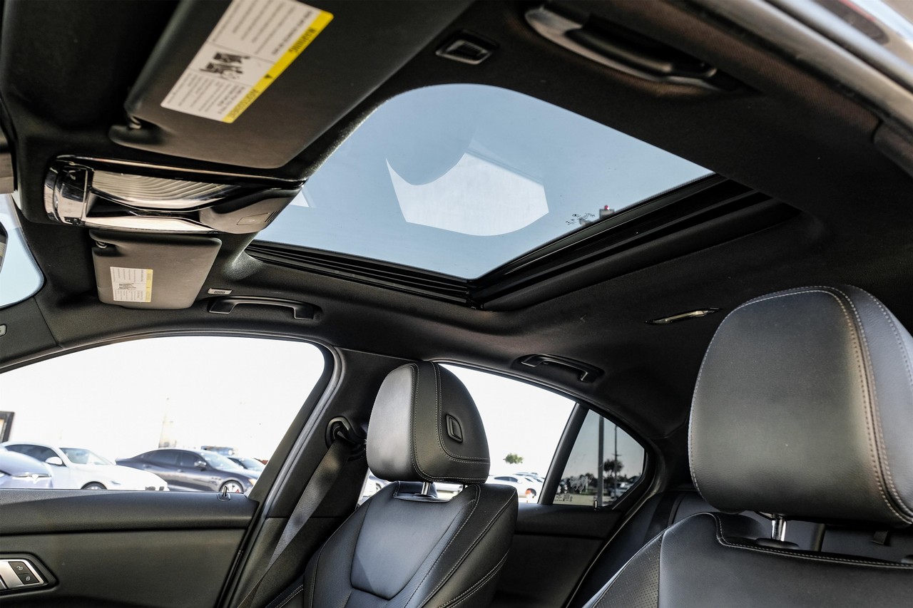 BMW 3 Series Vehicle Main Gallery Image 05