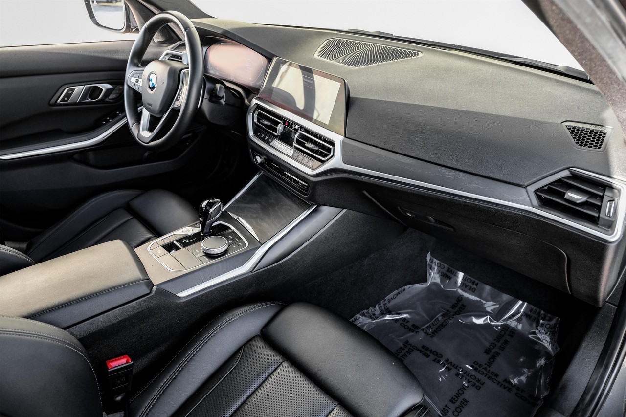 BMW 3 Series Vehicle Main Gallery Image 13