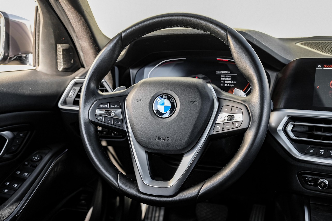 BMW 3 Series Vehicle Main Gallery Image 16