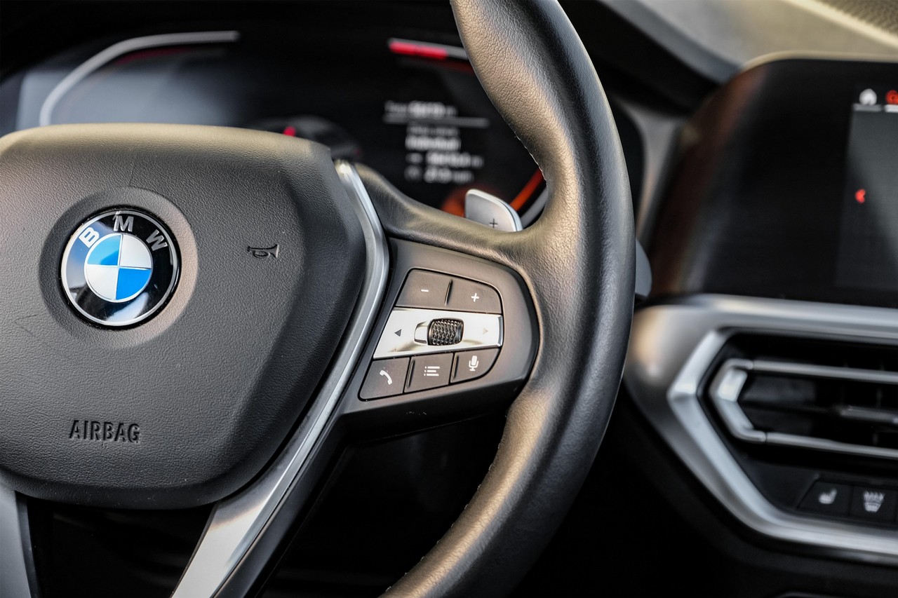 BMW 3 Series Vehicle Main Gallery Image 18