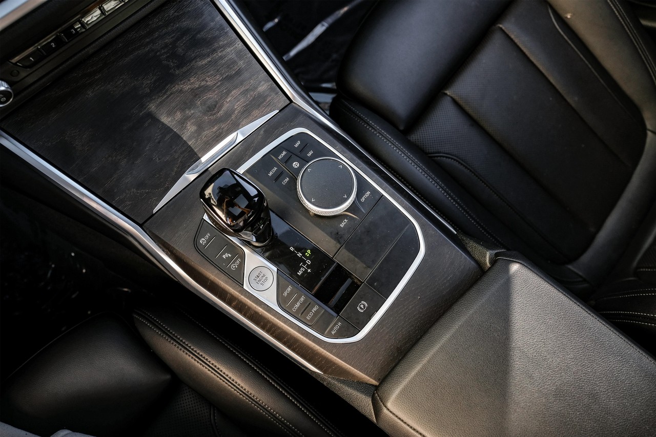 BMW 3 Series Vehicle Main Gallery Image 24